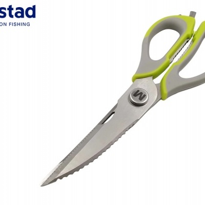 Tesoura com lâminas serrilhadas e cabo cinzento e verde com texto Mustad