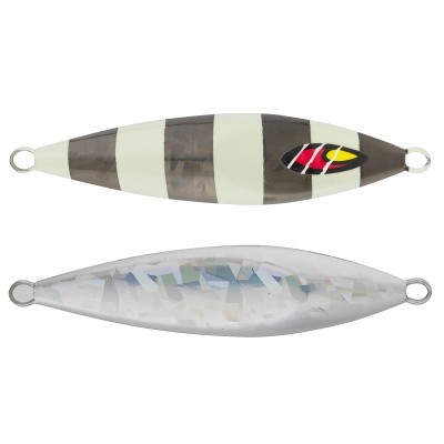 Dois iscos metálicos para pesca, um listrado cinza e branco, outro prateado prismático, com argolas nas extremidades