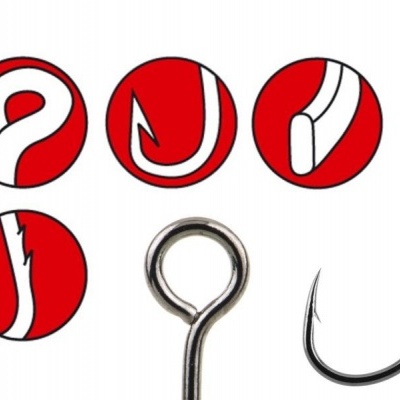 Anzol de pesca metálico prateado com cinco círculos vermelhos ilustrativos com detalhes do anzol