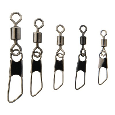 Cinco giradores de pesca metálicos de tamanhos variados alinhados