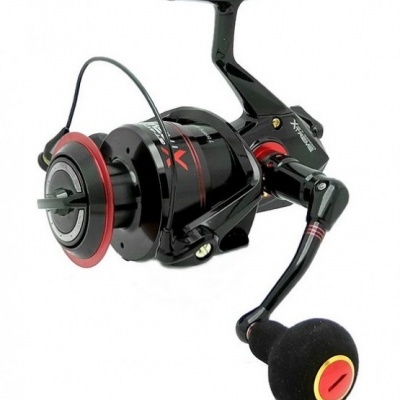 Carretel de pesca preto com detalhes vermelhos e manivela com cabo redondo preto, vermelho e amarelo