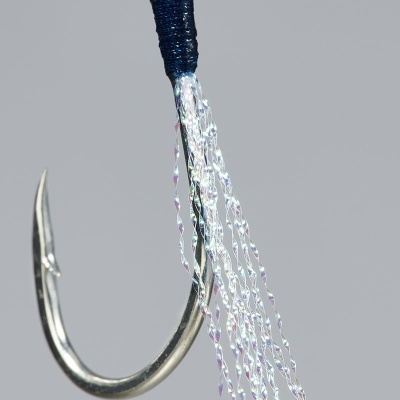 Anzol metálico prateado com fios brilhantes e faixa azul escura