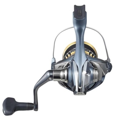 Carretel de pesca cinza com manivela preta e detalhes amarelos.