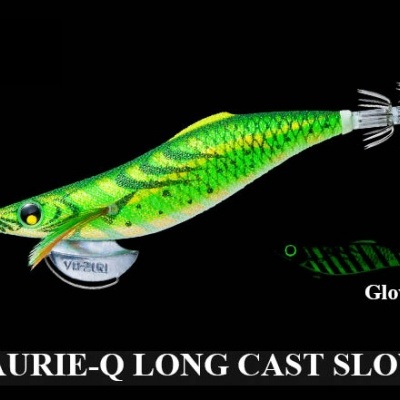 Isca de pesca verde e amarelo com ganchos em fundo preto