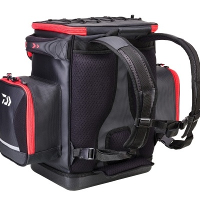 Mochila preta quadrada com detalhes vermelhos e bolsos laterais