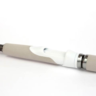 Pega cinza claro de cana de pesca com suporte para carreto branco e detalhes metálicos