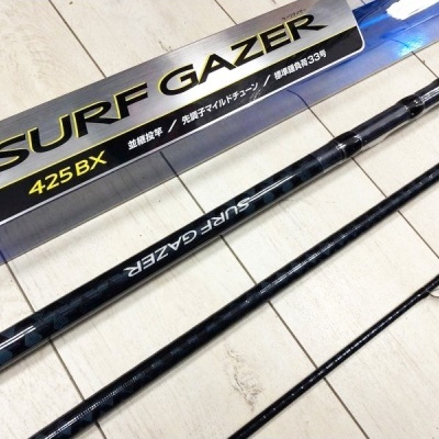 Vara de pesca preta SURF GAZER com anilhas sobre piso de madeira clara