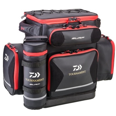 Mala de pesca preta com detalhes vermelhos e cinzentos, múltiplos bolsos com fechos e texto TOURNAMENT e SURF.