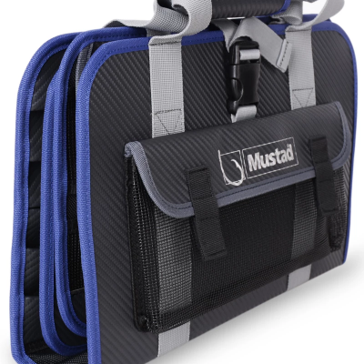 Mala de transporte preta com contornos azuis e bolso frontal com etiqueta Mustad