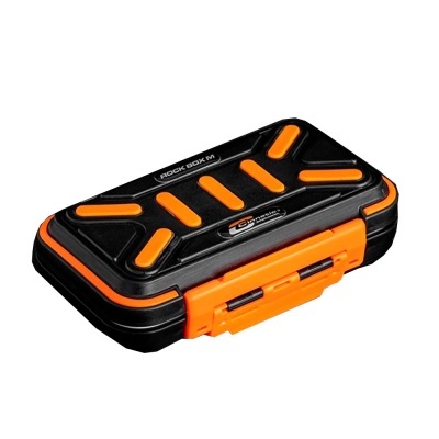Caixa de armazenamento preta com detalhes laranja e texto 'ROCK BOX M'