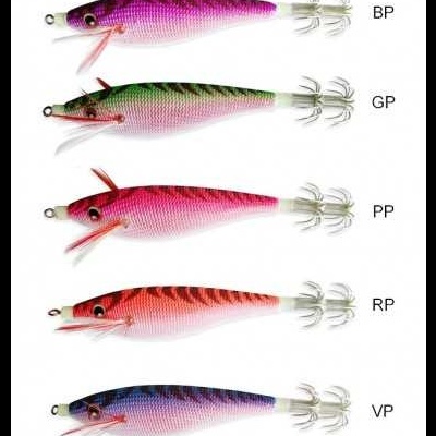 Cinco iscas artificiais coloridas em forma de lula com anzóis duplos dispostas verticalmente