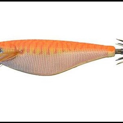 Isca artificial de pesca laranja e bege com anzóis na parte traseira