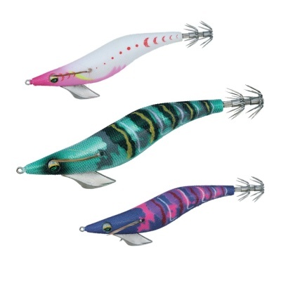 Três iscas de pesca artificiais coloridas com anzóis duplos e olhos pintados.