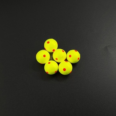 Seis bolas amarelas com pontos vermelhos sobre fundo preto.