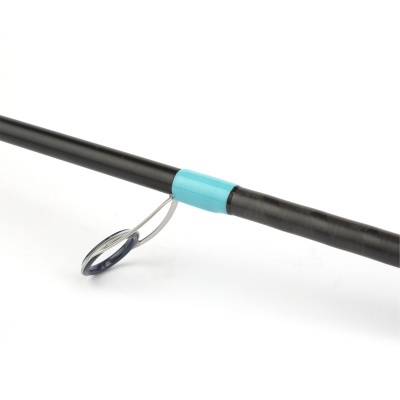 Cabo de cana de pesca preto com anel de passador azul e metal prateado