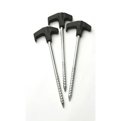 Três estacas para tenda com cabo preto e corpo metálico prateado