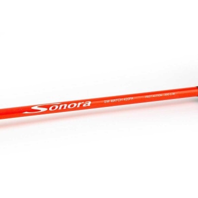 Cabo vermelho Sonora com texto branco sobre fundo branco