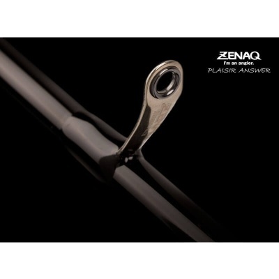 Cana de pesca preta com anel guia metálico e texto ZENAQ no fundo preto