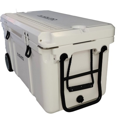 Caixa térmica branca com alça preta lateral e rodas