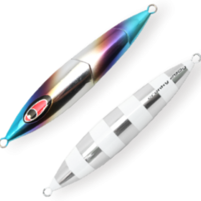 Dois engodos de pesca metálicos coloridos com textos visíveis