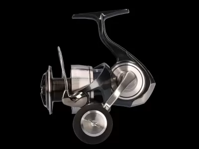 carreto de pesca metálico e preto com manivela prateada