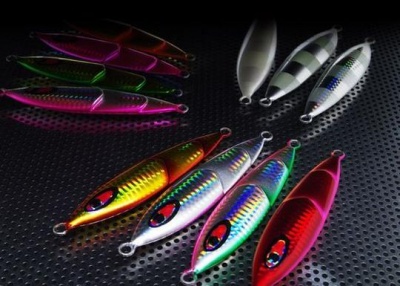 Iscas de pesca coloridas com acabamento brilhante e texturas refletoras