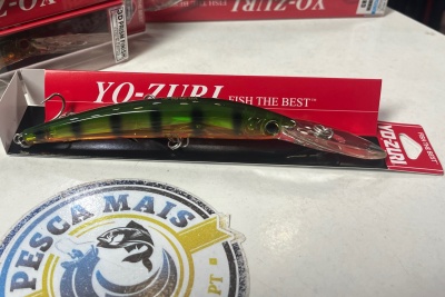 Isca de pesca YO-ZURI verde e preta em embalagem vermelha sobre superfície branca com selo PESCA MAIS