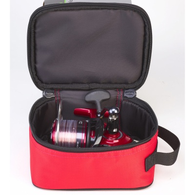 Bolsa vermelha com molinete de pesca prateado e vermelho no interior