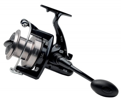 Carreto de pesca preto e prateado com manivela e texto visível