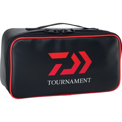 Bolsa preta com texto 'TOURNAMENT' e logotipo vermelho