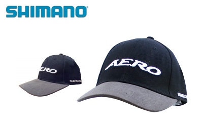 Duas tampas de basebol preta e cinzenta com texto branco AERO e SHIMANO