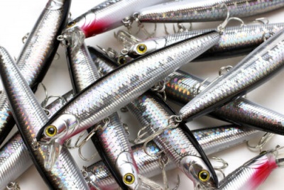 Iscos artificiais para pesca prateados com anzóis