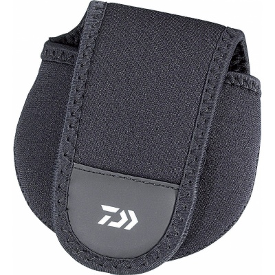 Bolsa protetora preta para carretos de pesca com logótipo Daiwa