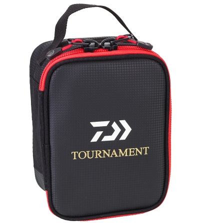 Estojo de transporte rígido preto com fecho vermelho e texto 'TOURNAMENT' em dourado
