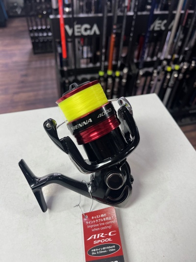 Molinete preto e vermelho com linha amarela e etiqueta vermelha pendurada