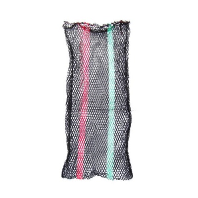 Rede de malha preta com riscas vermelha e verde sobre fundo branco