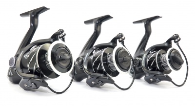 Três carretos de pesca pretos com detalhes prateados