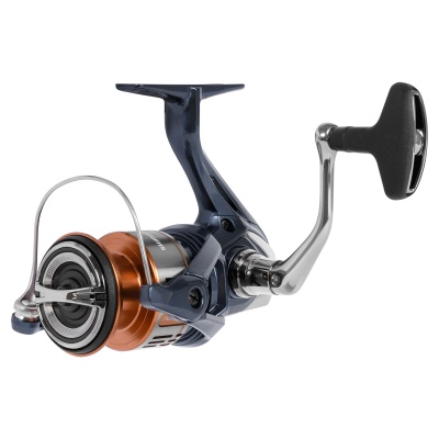 Carrete de pesca Shimano preto, prateado e laranja com pega ergonómica