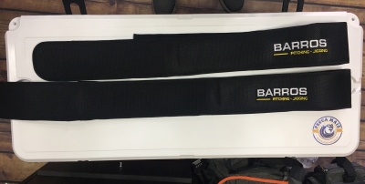 Duas faixas pretas com o texto BARROS RITCHING - JOGGING sobre superfície branca com autocolante PEIXA MAIS