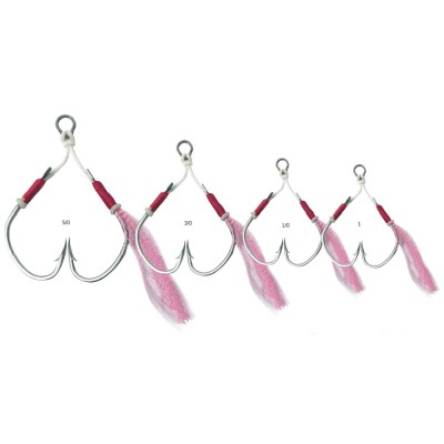 Quatro anzóis duplos em metal com penas rosas, tamanhos 50, 30, 10 e 1, em fundo branco