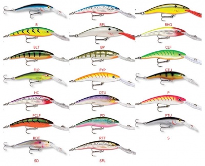 Conjunto de 20 iscas de pesca coloridas com ganchos e barbatanas transparentes em fundo branco