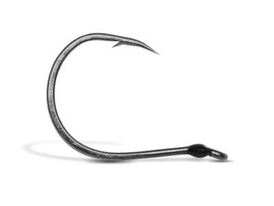 Anzol de pesca metálico prateado em fundo branco