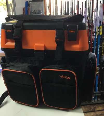 Mochila preta e laranja com logótipo YEGA e varas de pesca ao fundo