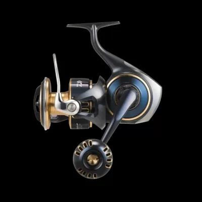 Carreto de pesca giratório com corpo cinza, detalhes dourados e azul escuro, manivela circular.