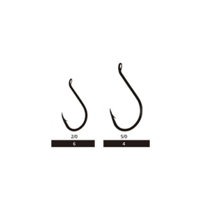 Dois anzóis de pesca pretos de diferentes tamanhos sobre fundo branco