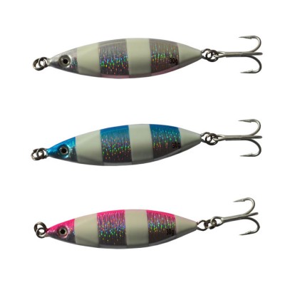 Três iscas artificiais metálicas para pesca com faixas cinzentas e ganchos tripos