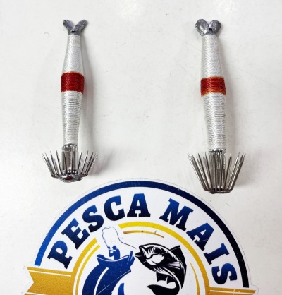 Iscos artificiais para pesca prateados com faixa vermelha e anzóis