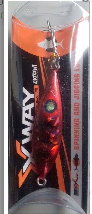 Iscas de pesca vermelhas metálicas em embalagem plástica