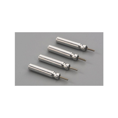 Quatro objetos cilíndricos metálicos prateados com pontas douradas em fundo cinza