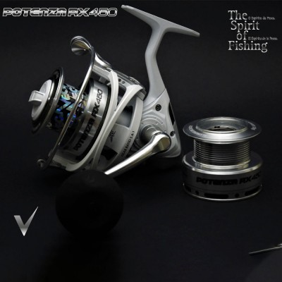 Carreto de pesca branco e prateado com bobina destacada e pega preta